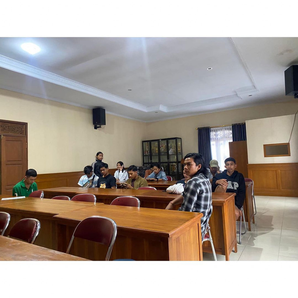 Tim Go Laying Adminduk Melaksanakan Jemput Bola Perekaman E-KTP di Kantor Desa Tibubeneng